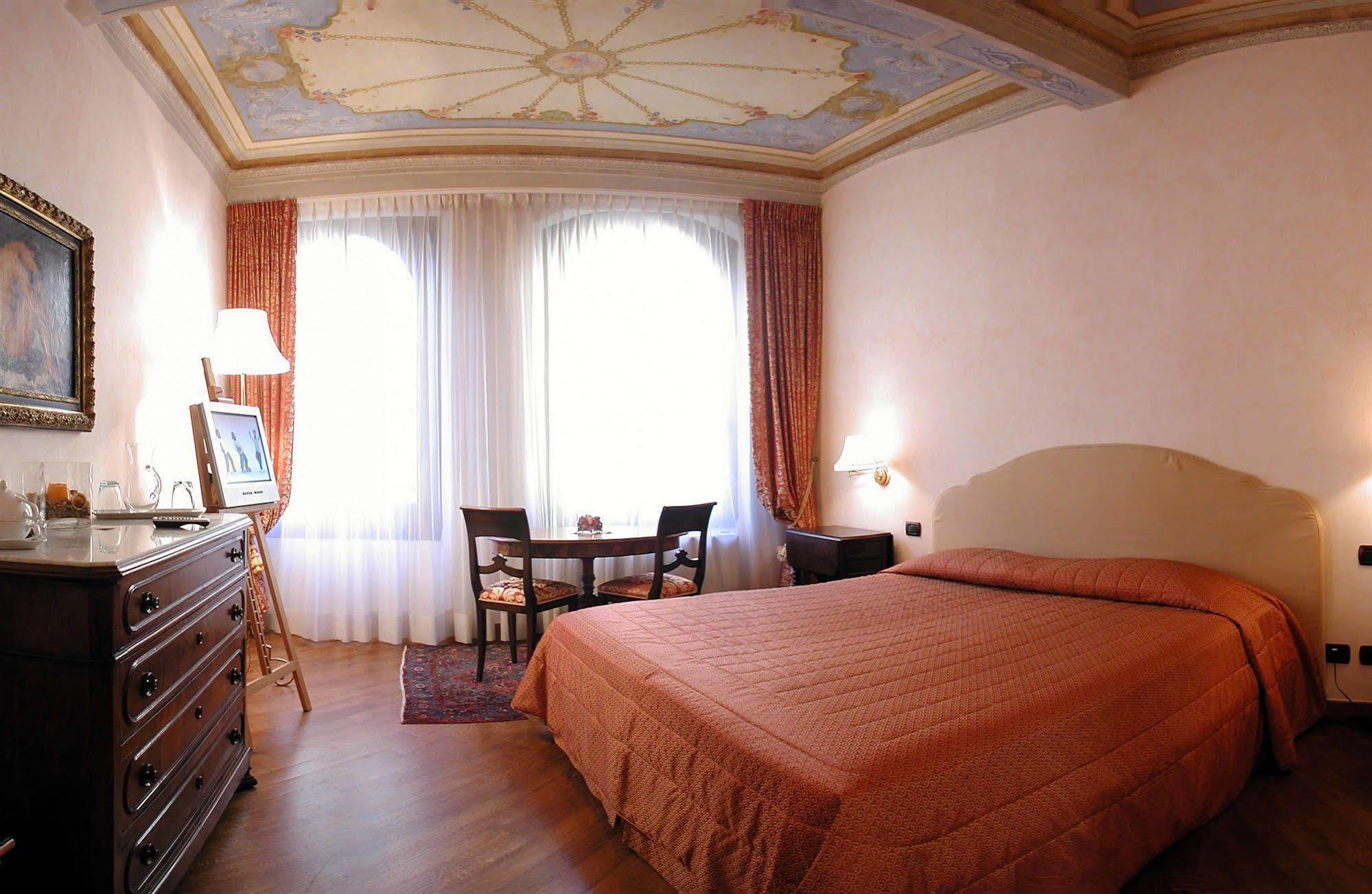 Residenza D'Epoca In Piazza Della Signoria Bed & Breakfast Firenze Bagian luar foto