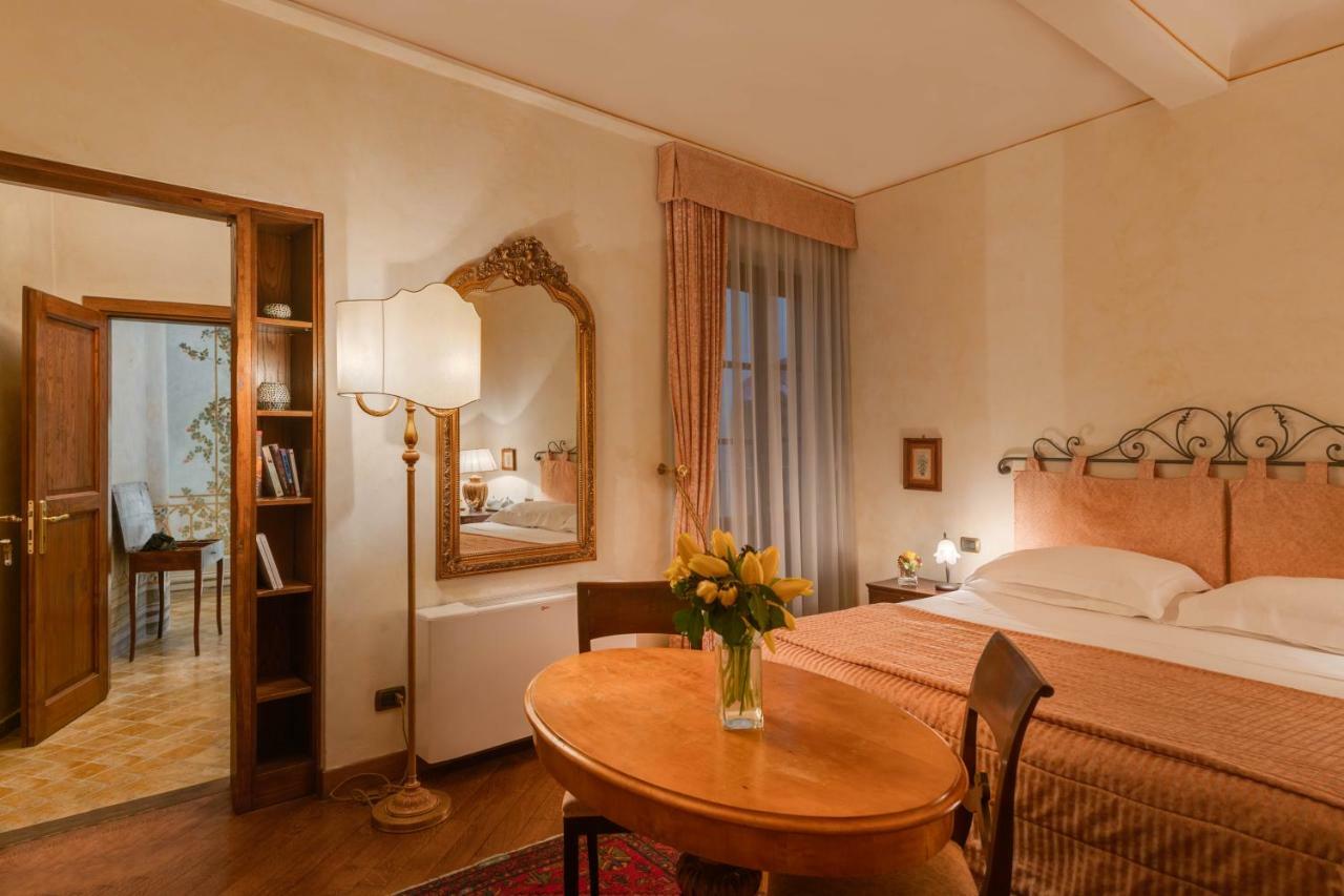 Residenza D'Epoca In Piazza Della Signoria Bed & Breakfast Firenze Bagian luar foto