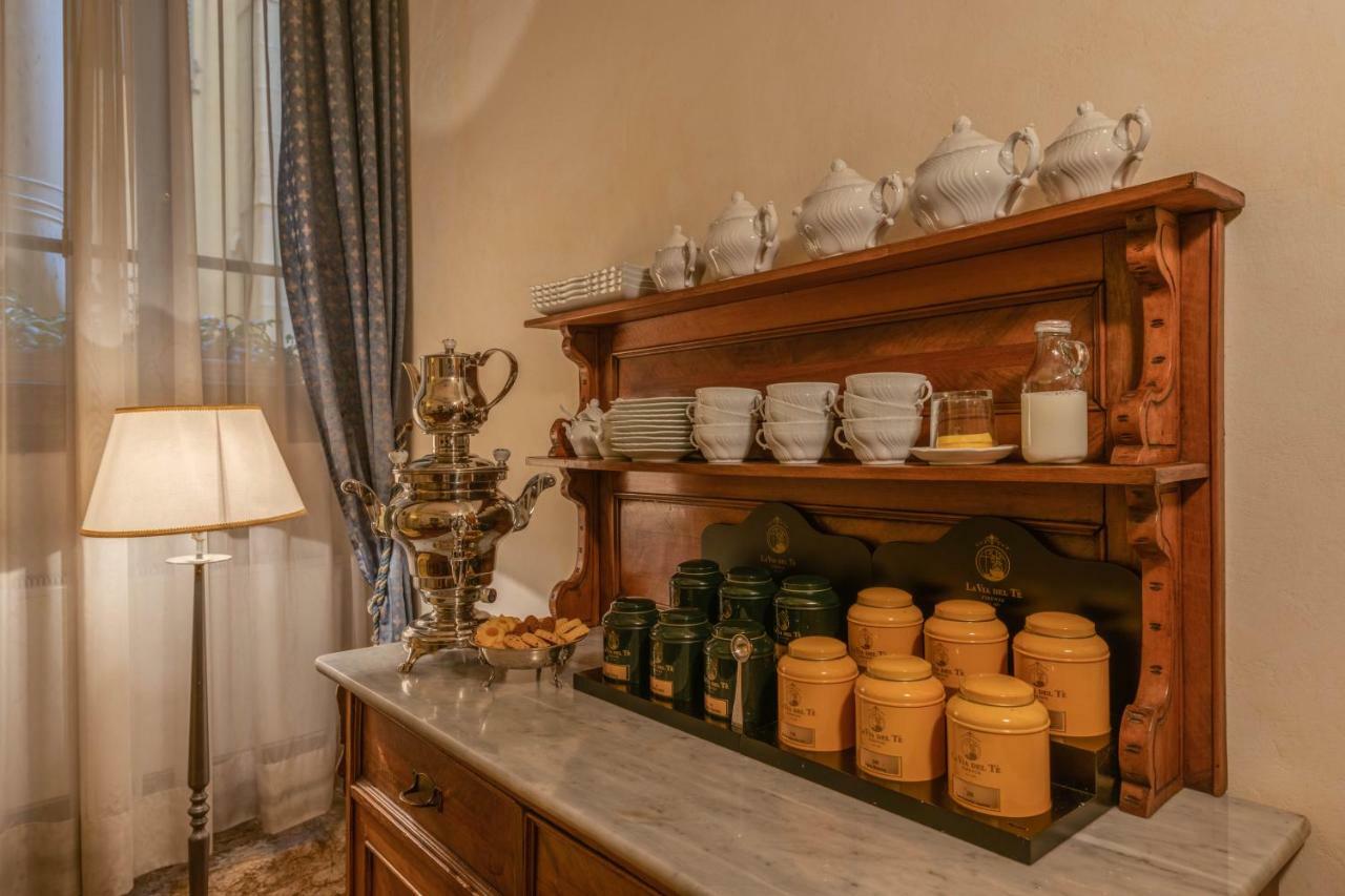 Residenza D'Epoca In Piazza Della Signoria Bed & Breakfast Firenze Bagian luar foto