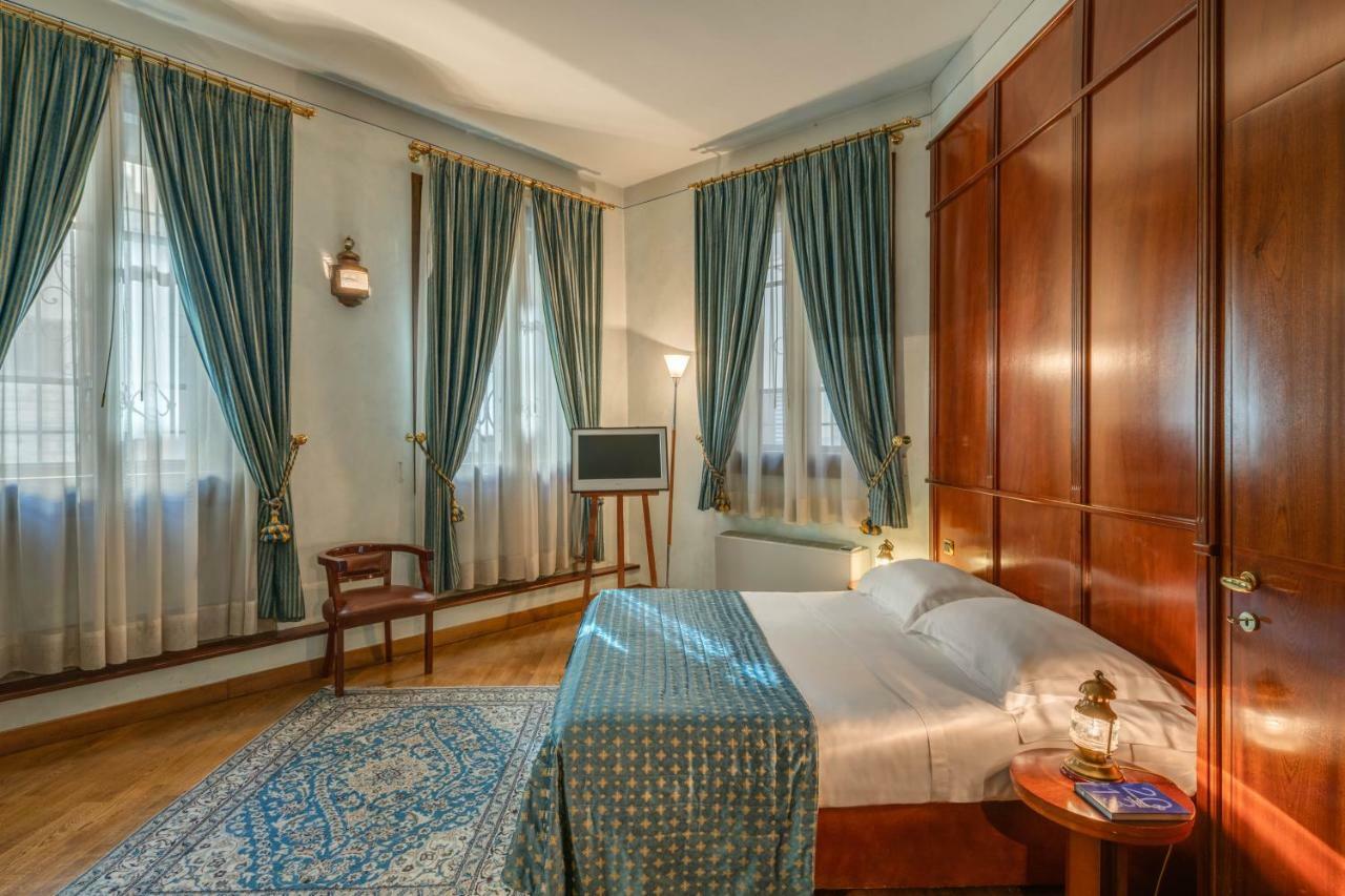 Residenza D'Epoca In Piazza Della Signoria Bed & Breakfast Firenze Bagian luar foto